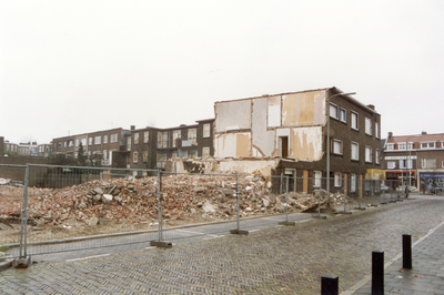 832777 Afbeelding van de sloop van de huizen aan de Spuistraat te Utrecht, met rechts op de achtergrond de Rijnlaan.